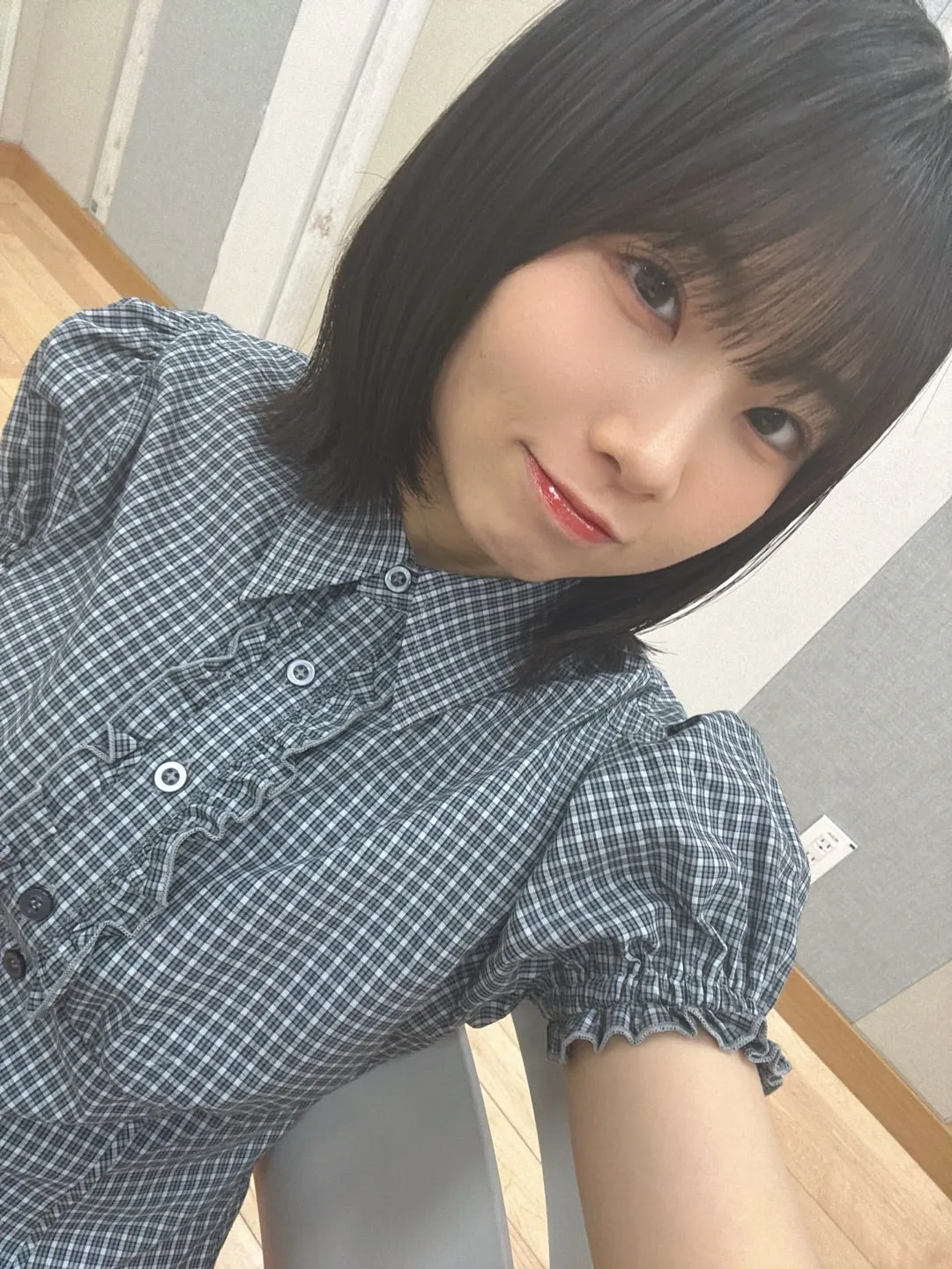 新しい服を紙袋から出してハンガーにかけなかった。 井上春華