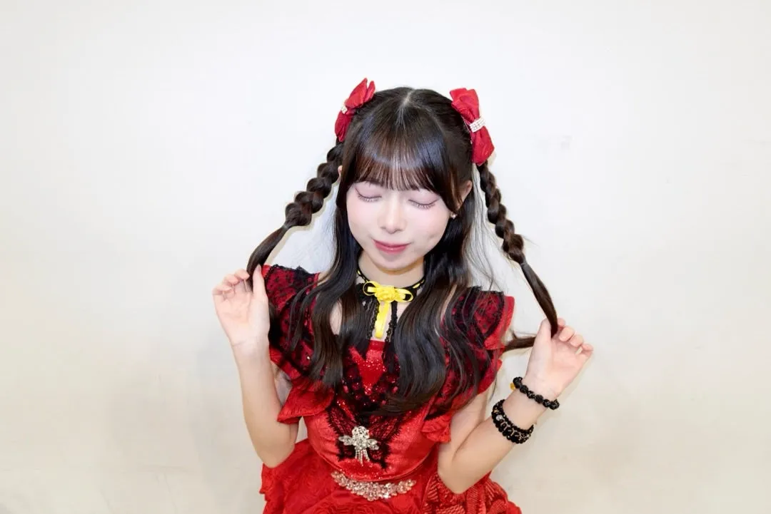 ( > <; )上村麗菜