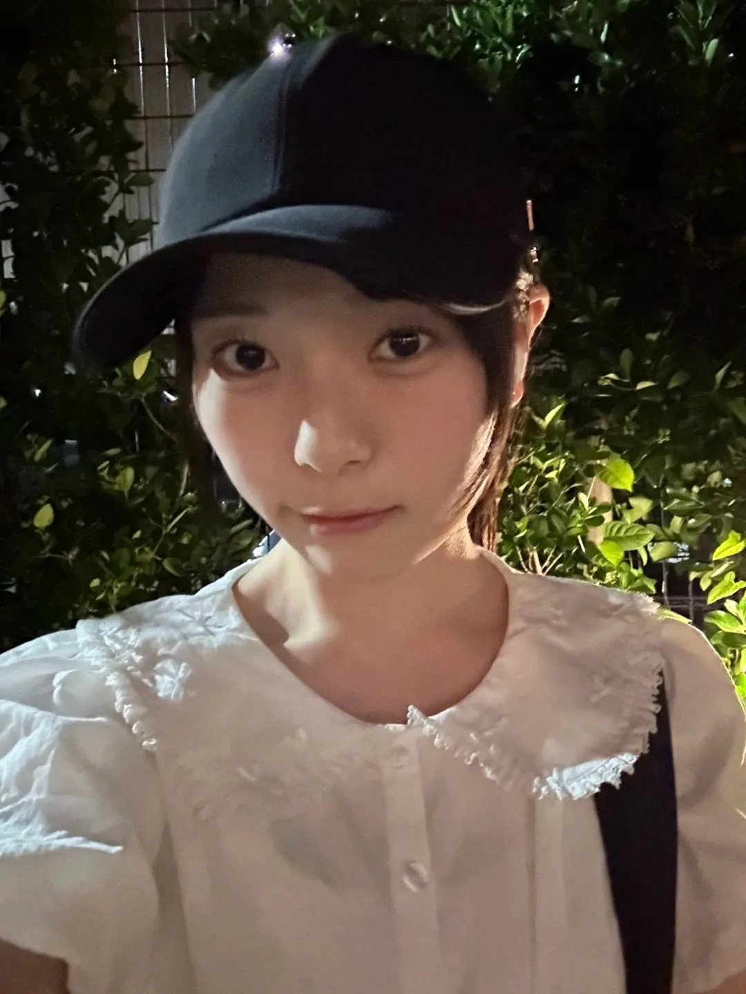 暗やみで写真を撮るの今日でやめるね　小野田華凜